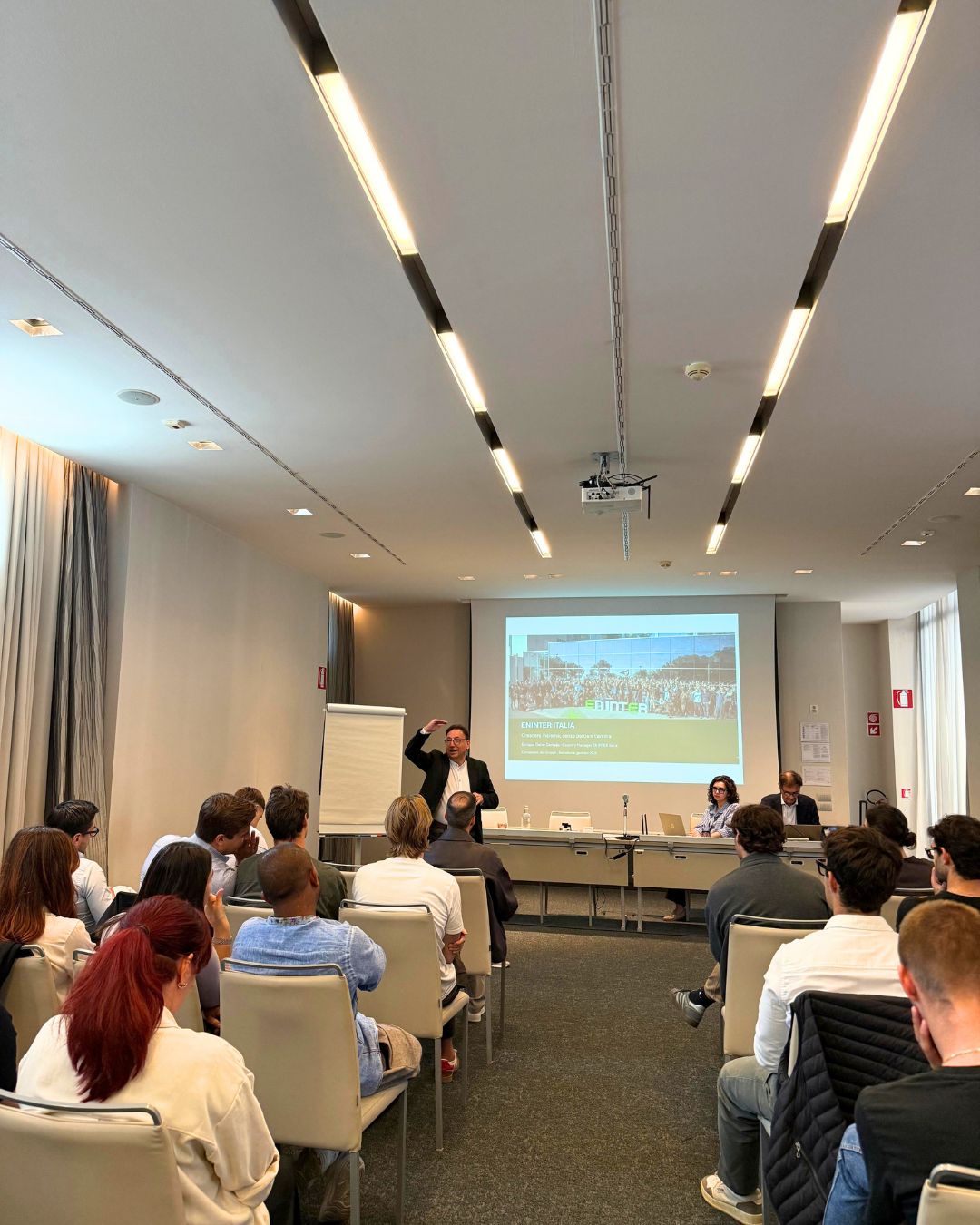 Enrique Calvo Carbajo presenta il progetto di Eninter Italia ai partecipanti all'incontro di Anacam Giovani a Bologna.