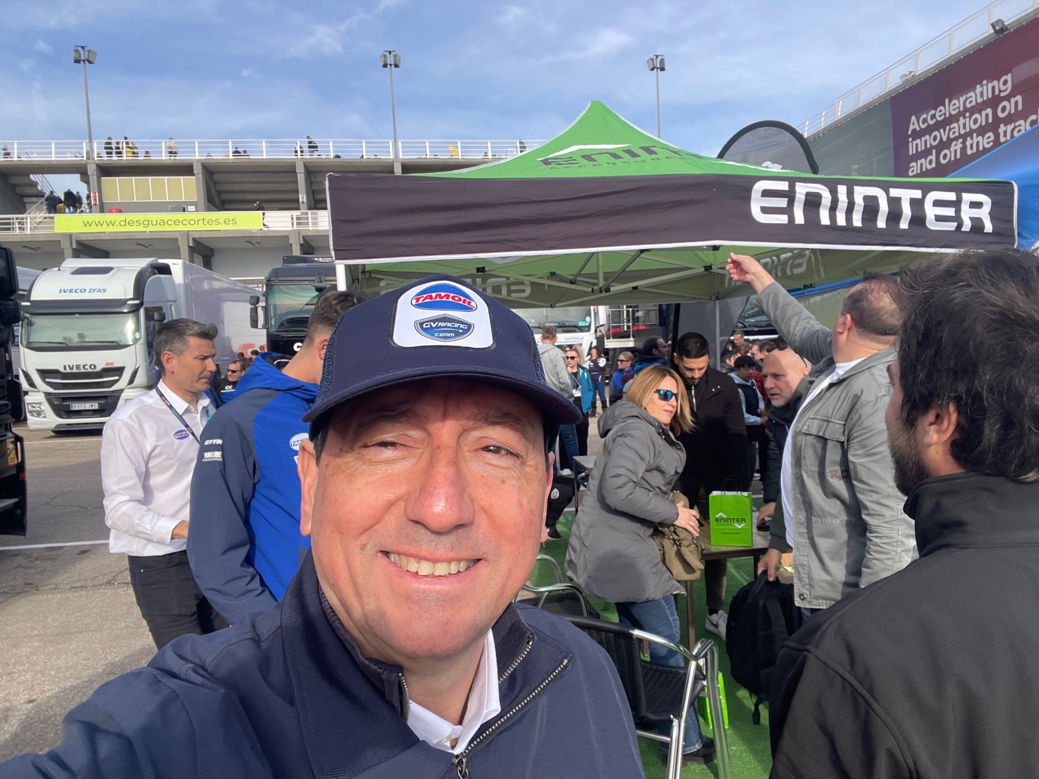 Enrique Calvo Carbajo nel paddock di una competizione motoristica