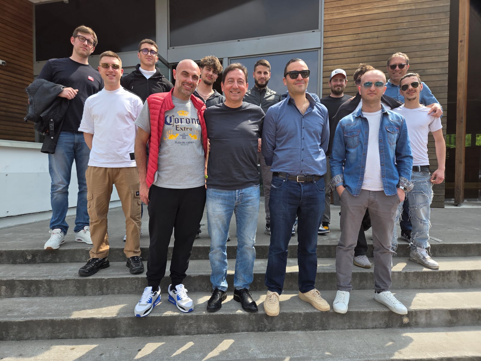 Enrique Calvo Carbajo insieme a un gruppo di giovani professionisti